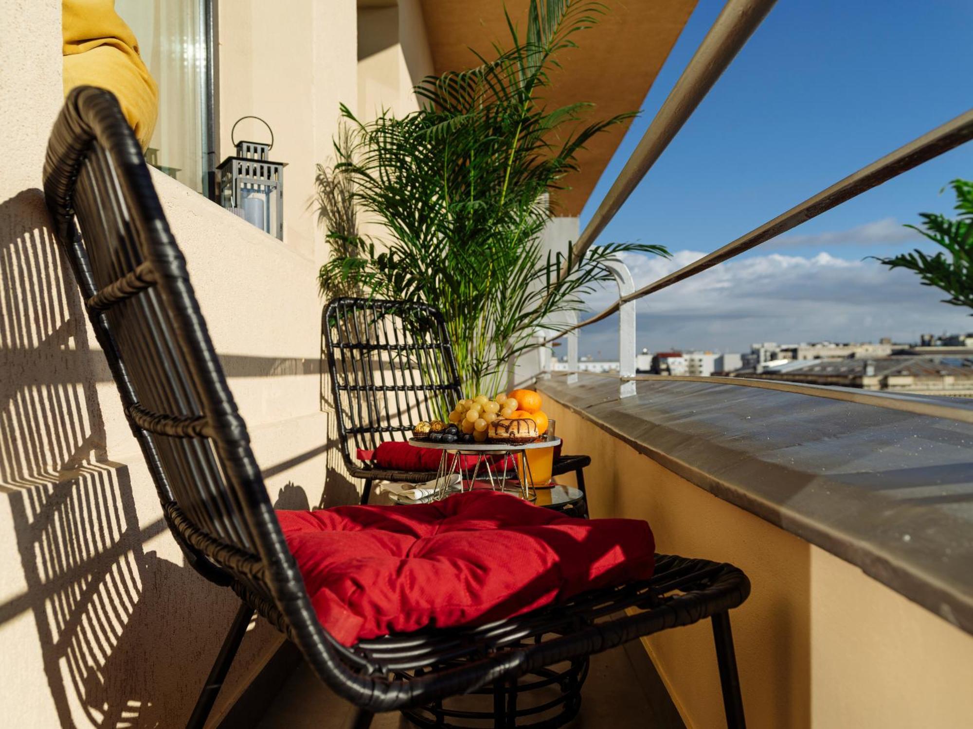 Apartament Bright 2br Flat - Palace Hall - Charming Balcony *